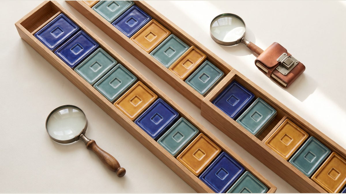 Two trays of coloured key tiles show missing positions beside separate inspection lenses and a no-change clasp.